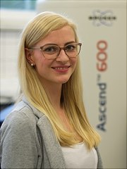 Person vor NMR Spektrometer