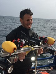 Portraitfoto von Raphael Koll auf einem Boot.