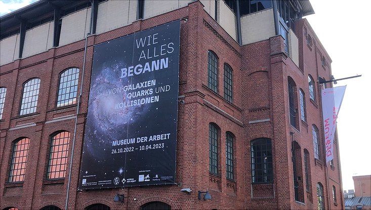 Außenplakat der Ausstellung Wie alles begann am Museum der Arbeit