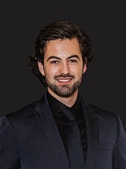 Ein Portraitfoto von Leonardo Mikolajewski
