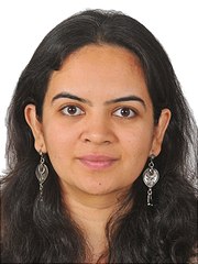 Ein Portraitfoto von Kelly Dhru
