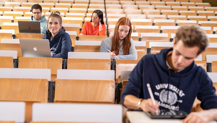 Studierende sitzen in einem Hörsaal