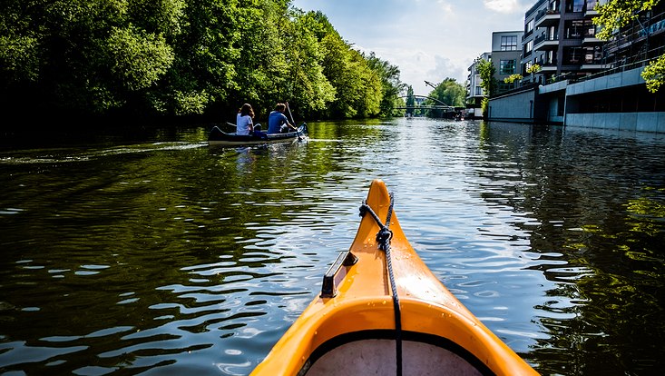 Sicht aus einem Kayak auf den Alsterkanal