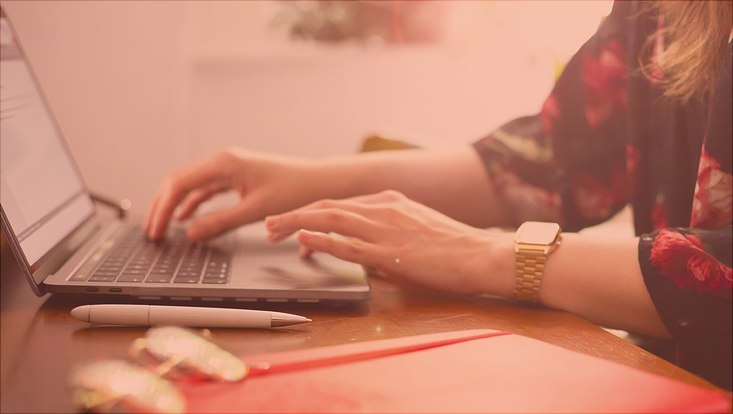 Foto einer Person mit Laptop