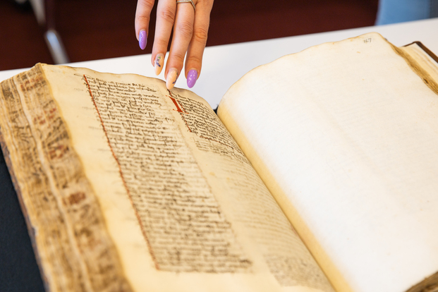 Eine Handschrift des „Willehalm“ im Handschriftensaal der SUB.