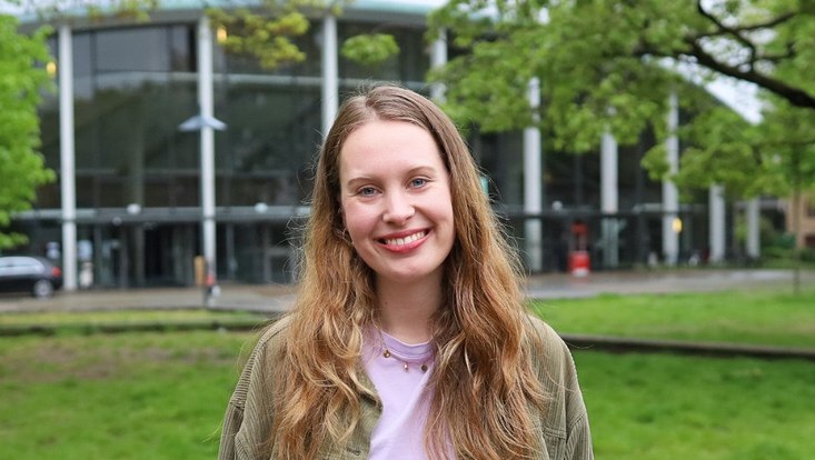 Lehramtsstudentin Svenja, im Hintergrund das Audimax der Universität Hamburg